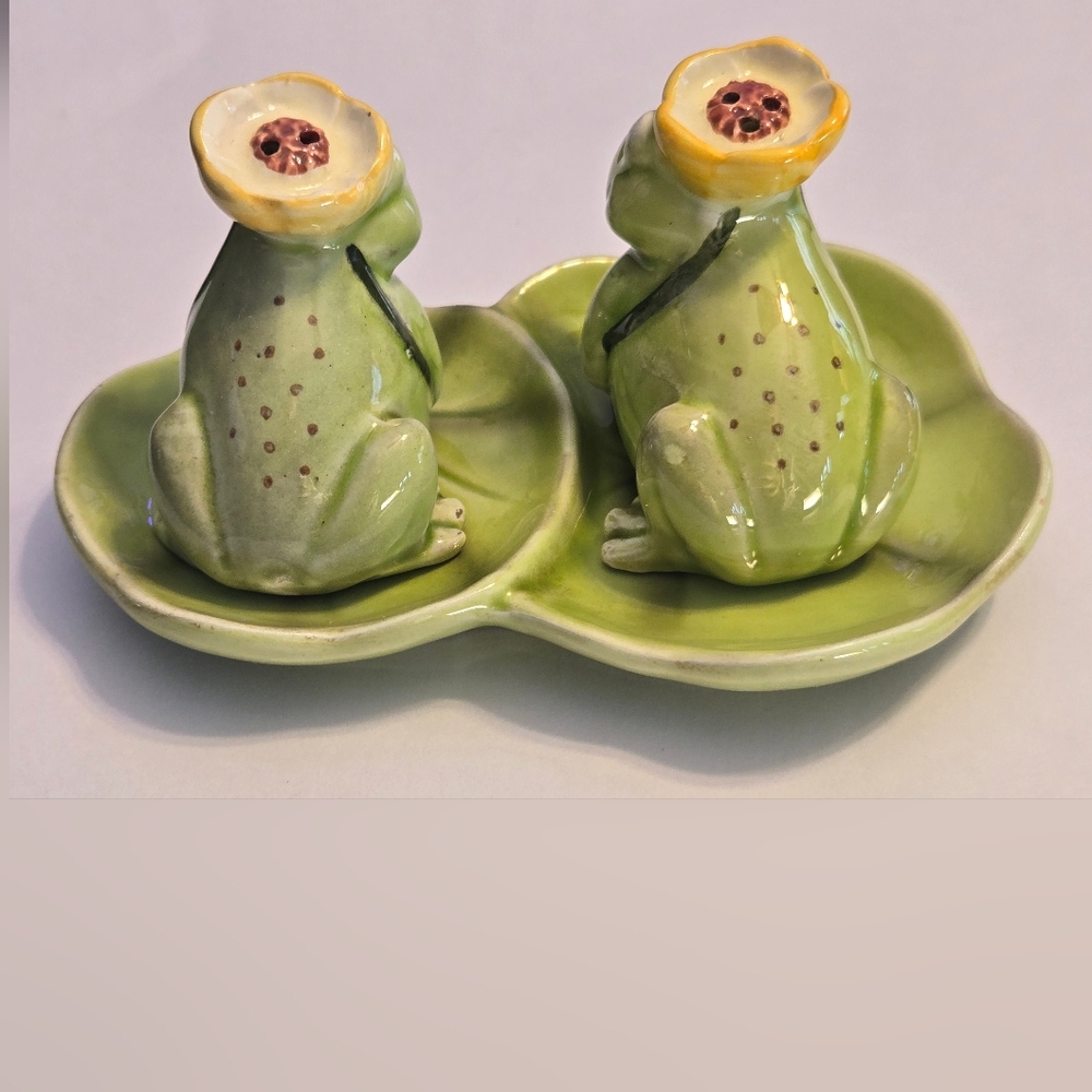 Vintage Frog Salt and Pepper Shakers. - Picture 3 of 12